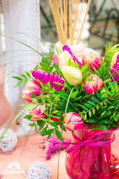 Arrangement floral de tulipes vibrantes et de roses blanches pures pour un détail de décoration de mariage